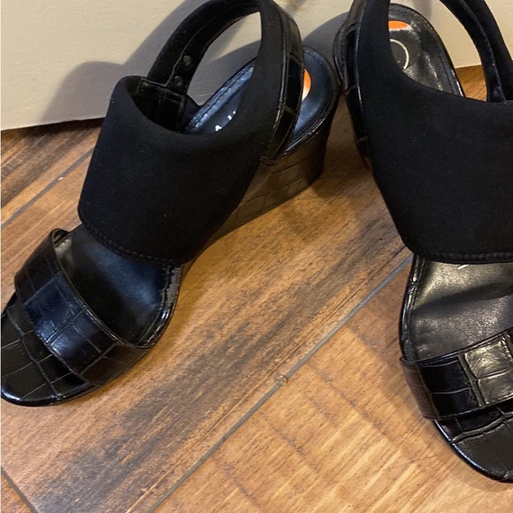 New size seven Calvin Klein Black heels - Picture 2 of 2